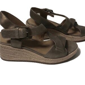 Eileen Fisher metallic strappy wedge sandals. Size 9.